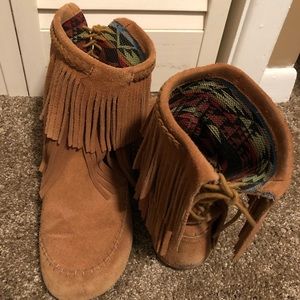 Ankle boots with fringe